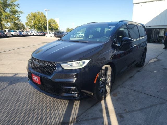 New 2026 Chrysler Pacifica Limited w/ S Appearance Package image 3