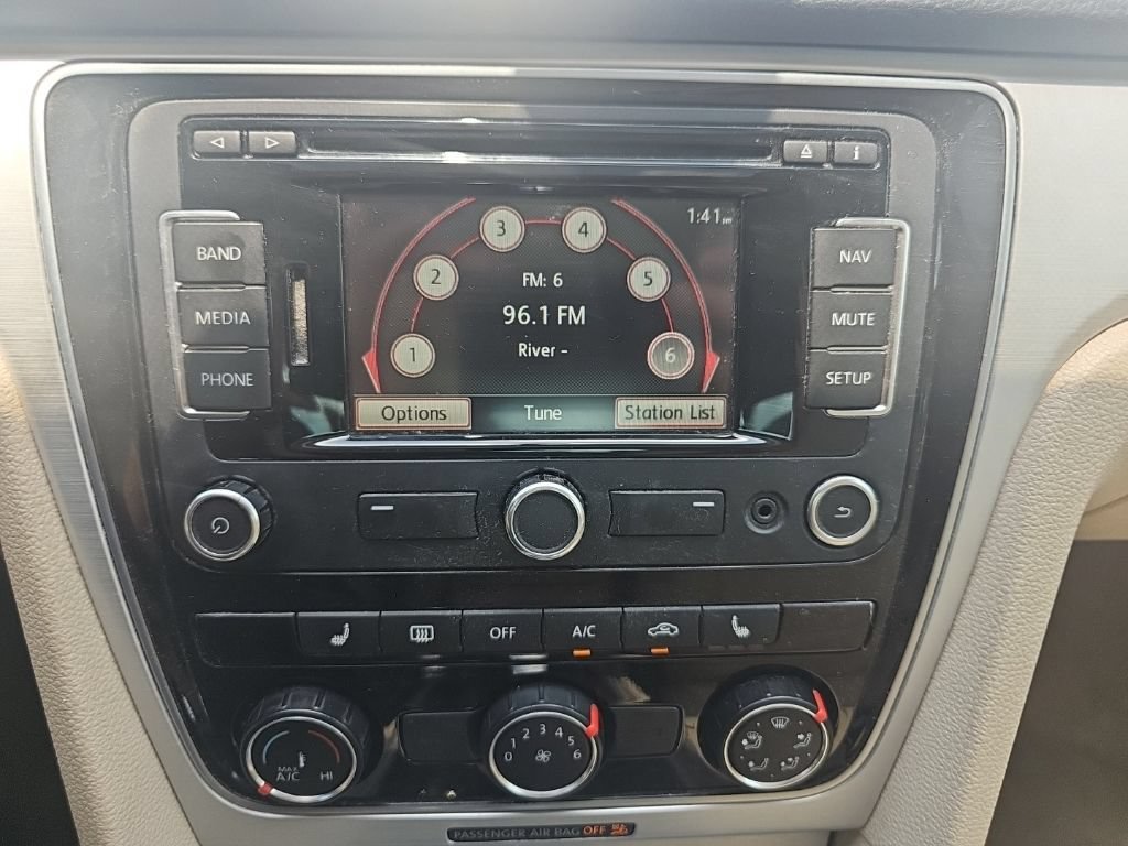 Used 2013 Volkswagen Passat 2.5 SE FWD image 36