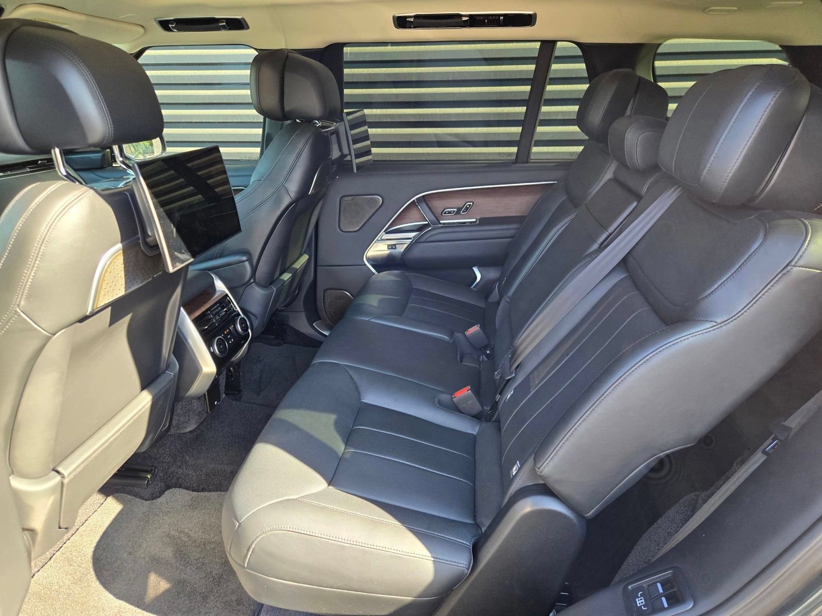 Used 2024 Land Rover Range Rover Long Wheelbase Autobiography AWD/4WD image 11