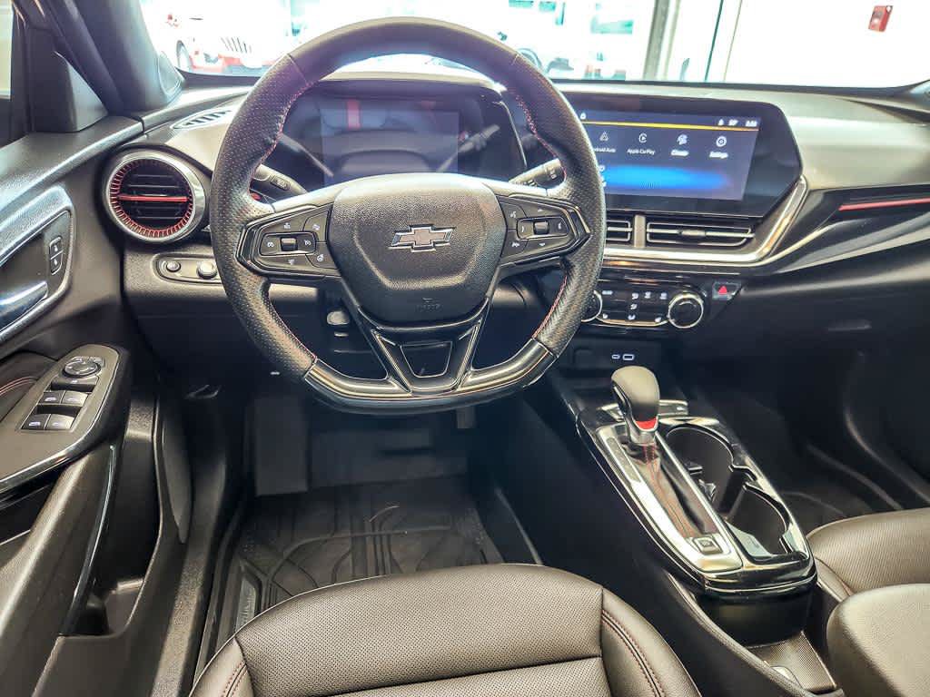 Used 2025 Chevrolet Trax RS w/ Sunroof Package FWD image 14