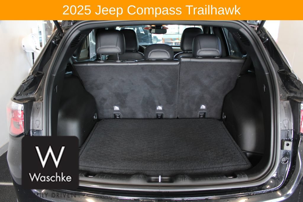 Used 2025 Jeep Compass Trailhawk w/ Trailhawk Convenience Group AWD/4WD image 18