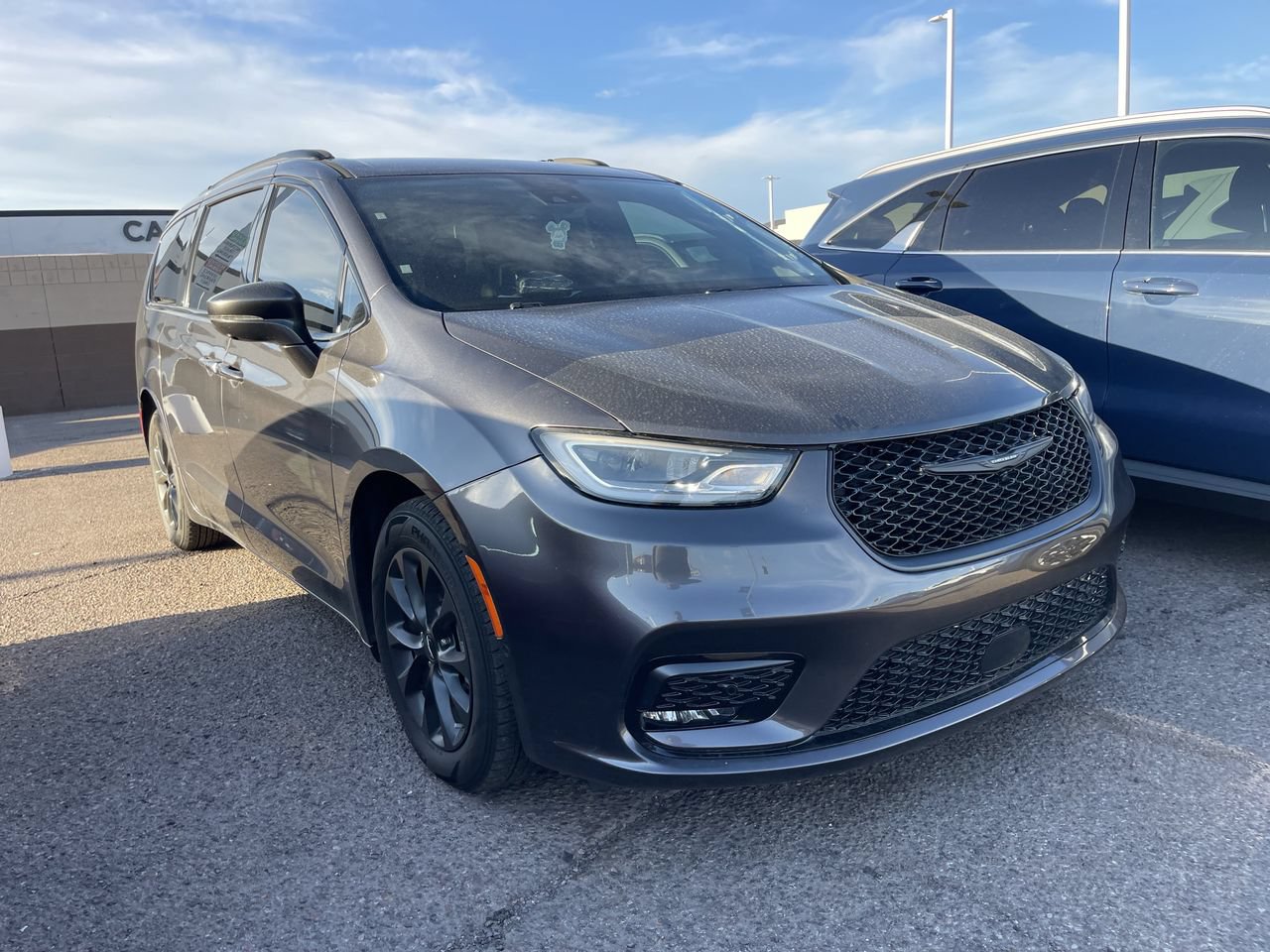 Used 2021 Chrysler Pacifica Touring-L w/ Uconnect Theater Family Group FWD image 2