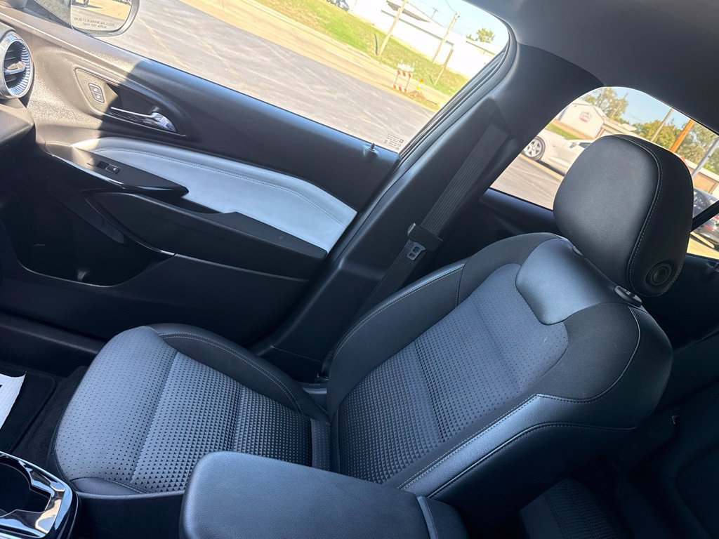 Used 2025 Chevrolet Trax LT FWD image 20