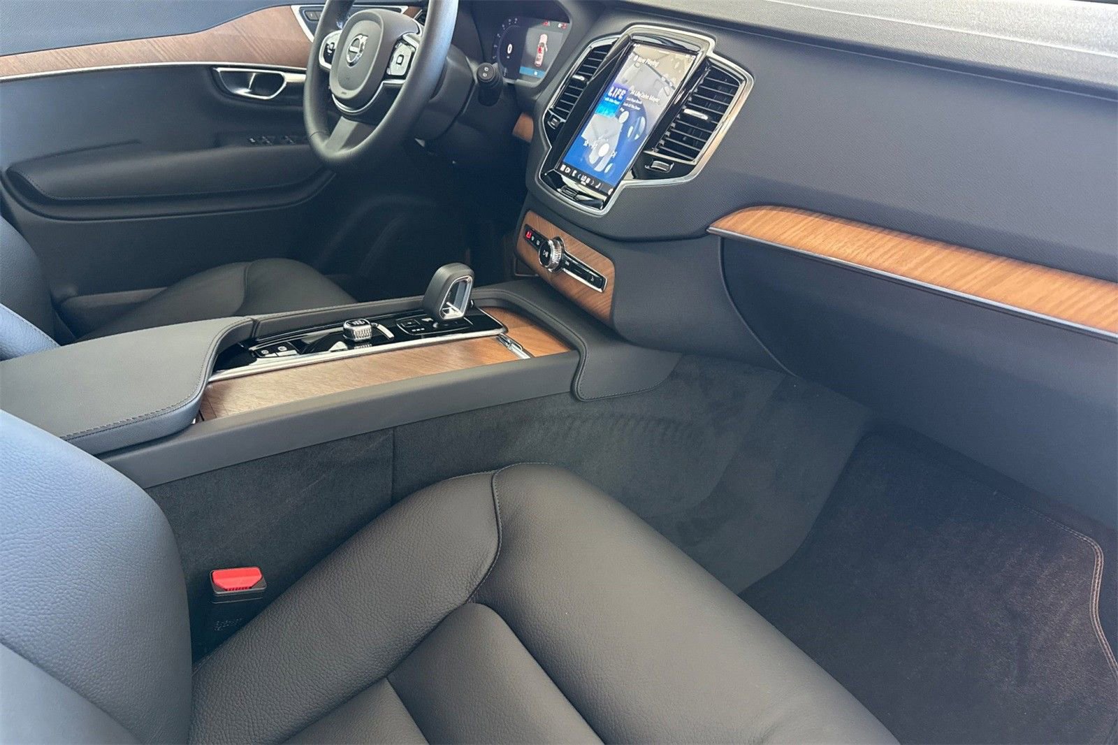 New 2025 Volvo XC90 B6 Plus w/ Protection Package Premier image 16