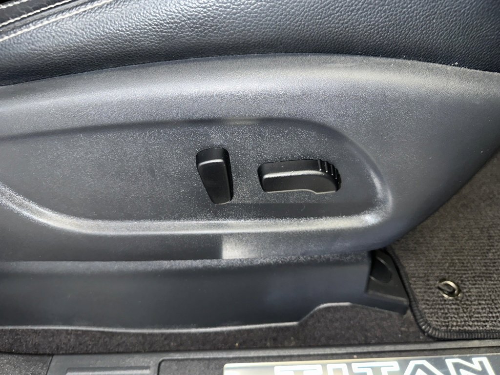 Used 2021 Nissan Titan SL w/ Moonroof Package image 34