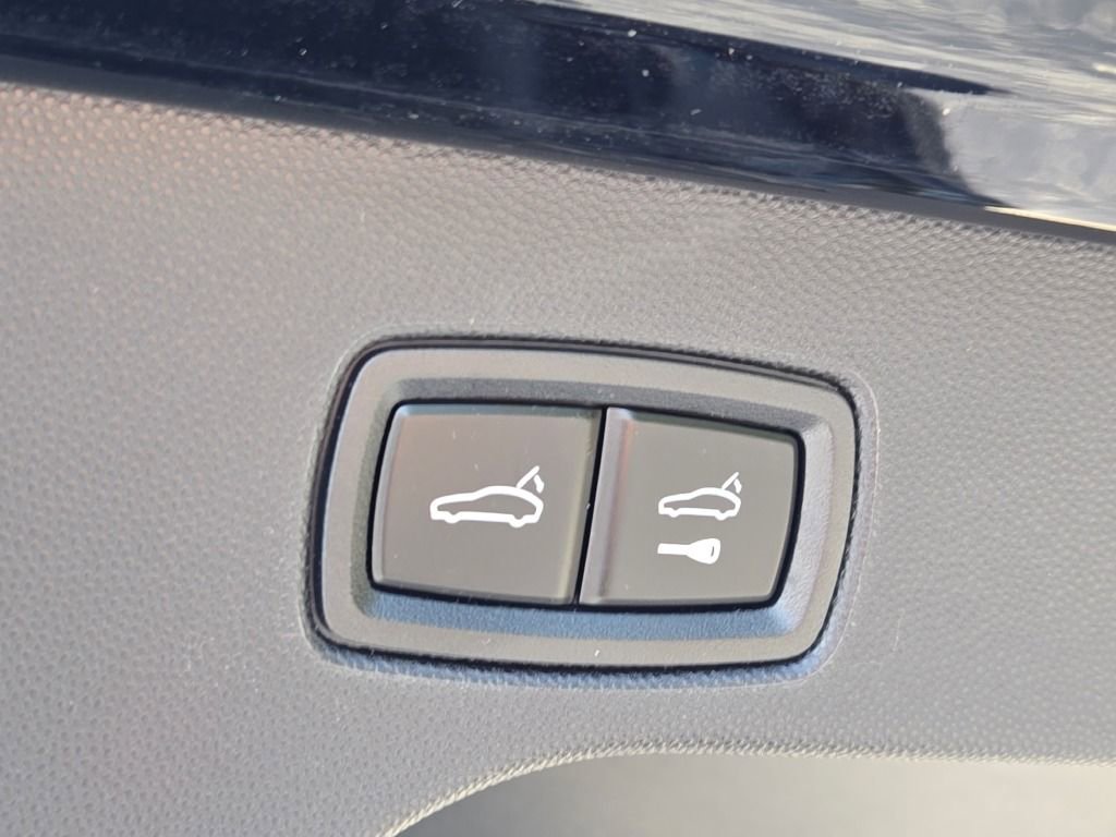 Certified 2024 Porsche Macan 4 Electric image 17