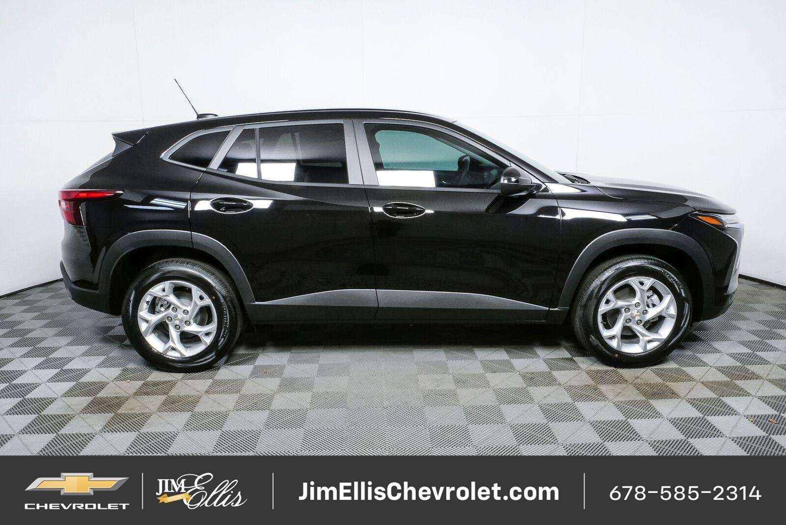 New 2026 Chevrolet Trax LS w/ LS Convenience Package FWD image 2