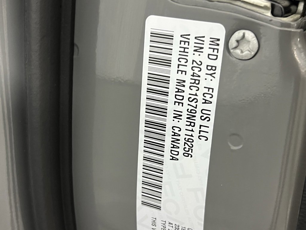 Used 2022 Chrysler Pacifica Limited w/ Uconnect Theater Family Group image 37