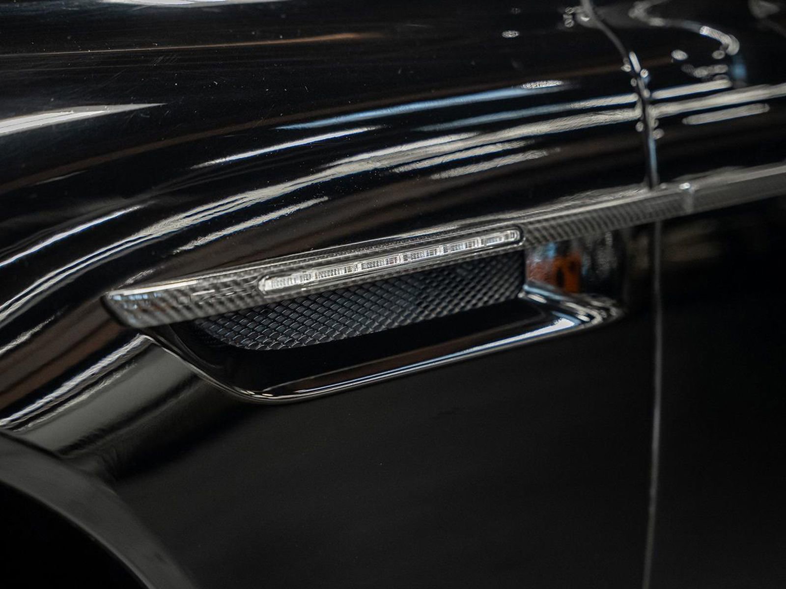 Used 2015 Aston Martin DB9 Volante image 33