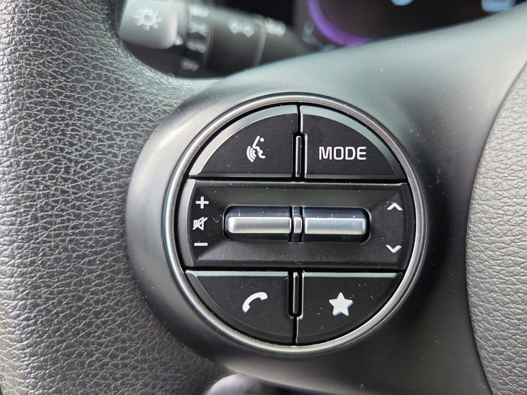 Used 2025 Kia Soul LX image 24