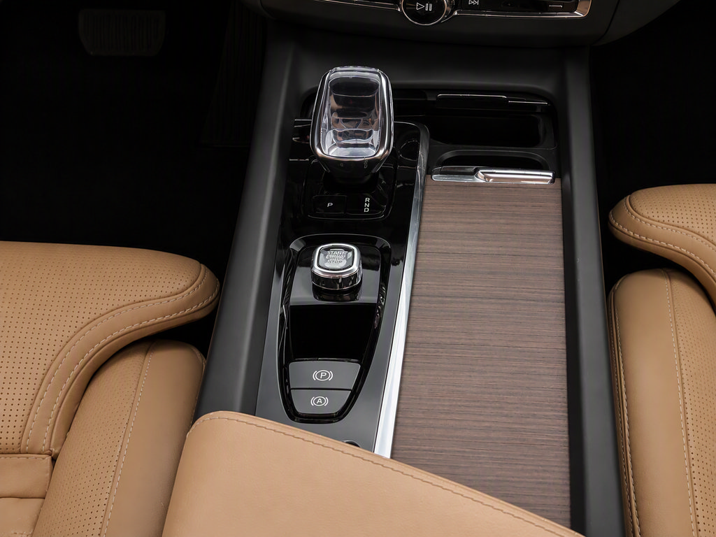 Certified 2024 Volvo XC60 B5 Ultimate w/ Protection Package Premier AWD/4WD image 13