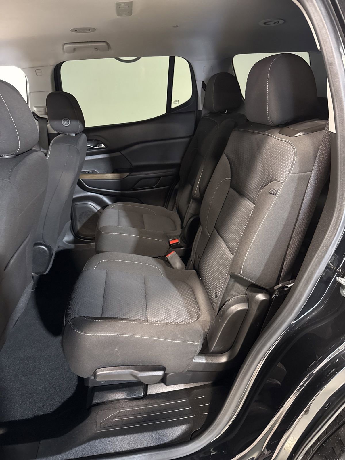 Used 2023 GMC Acadia SLE image 8