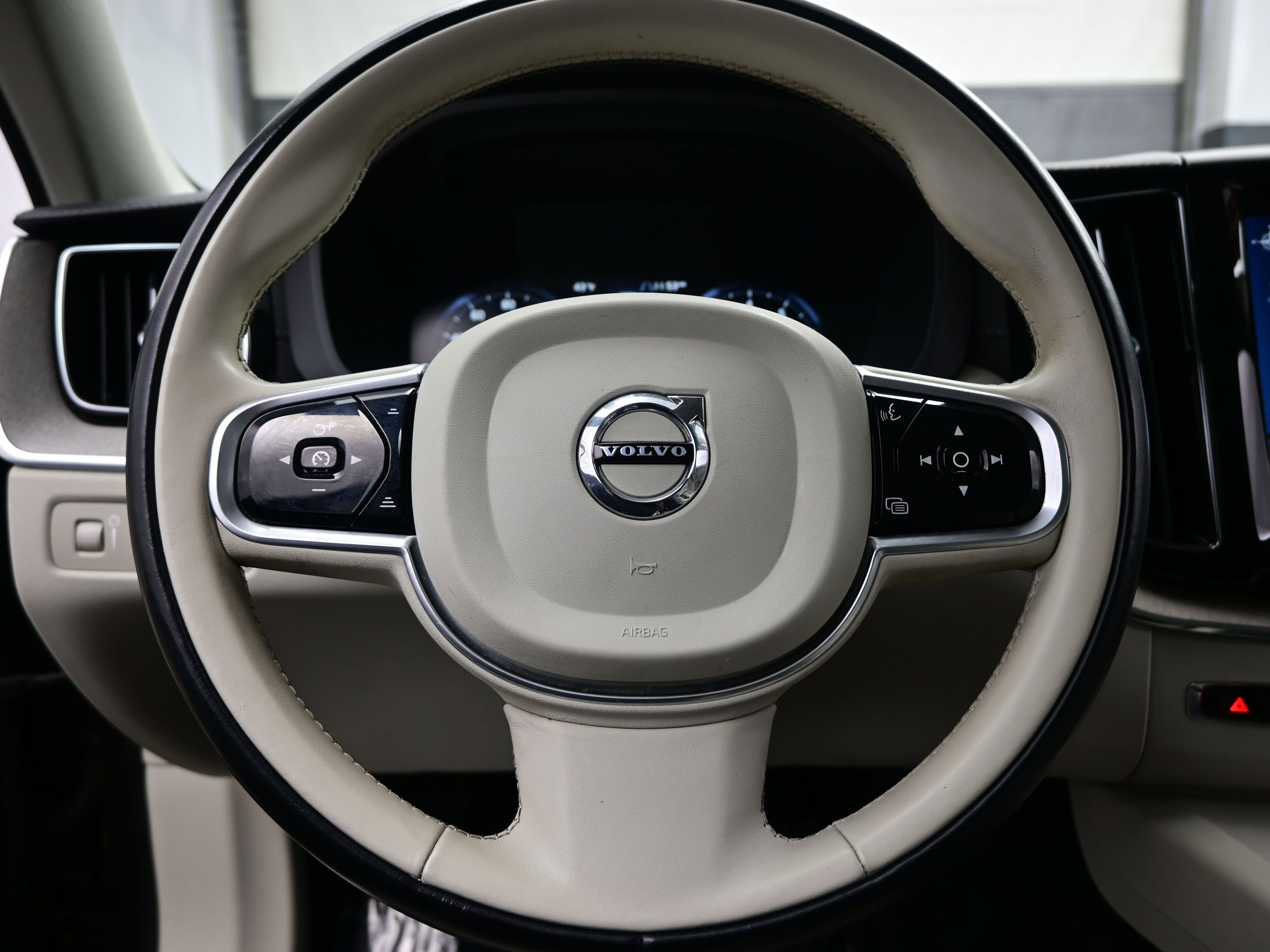 Used 2020 Volvo XC60 T5 Inscription w/ Protection Package Premier image 24