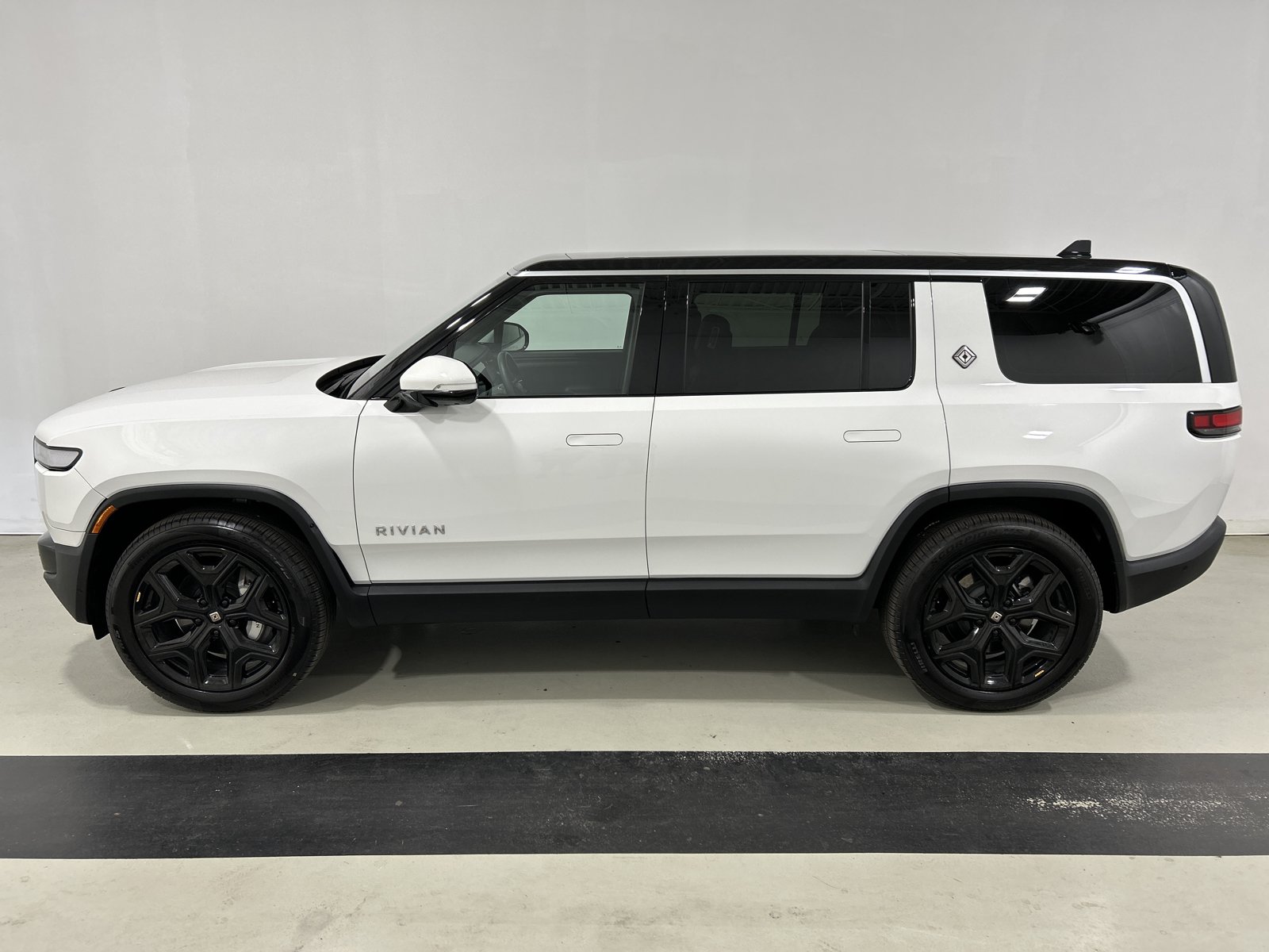 Used 2023 Rivian R1S Adventure AWD/4WD image 2