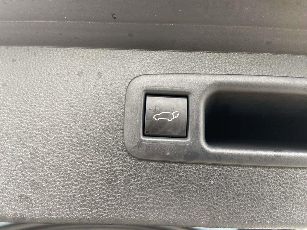 Used 2024 Toyota Highlander LE FWD image 19