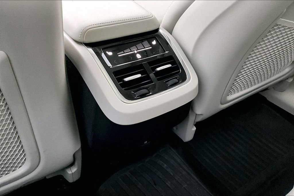 Certified 2024 Volvo XC60 B5 Ultimate w/ Protection Package Premier AWD/4WD image 30
