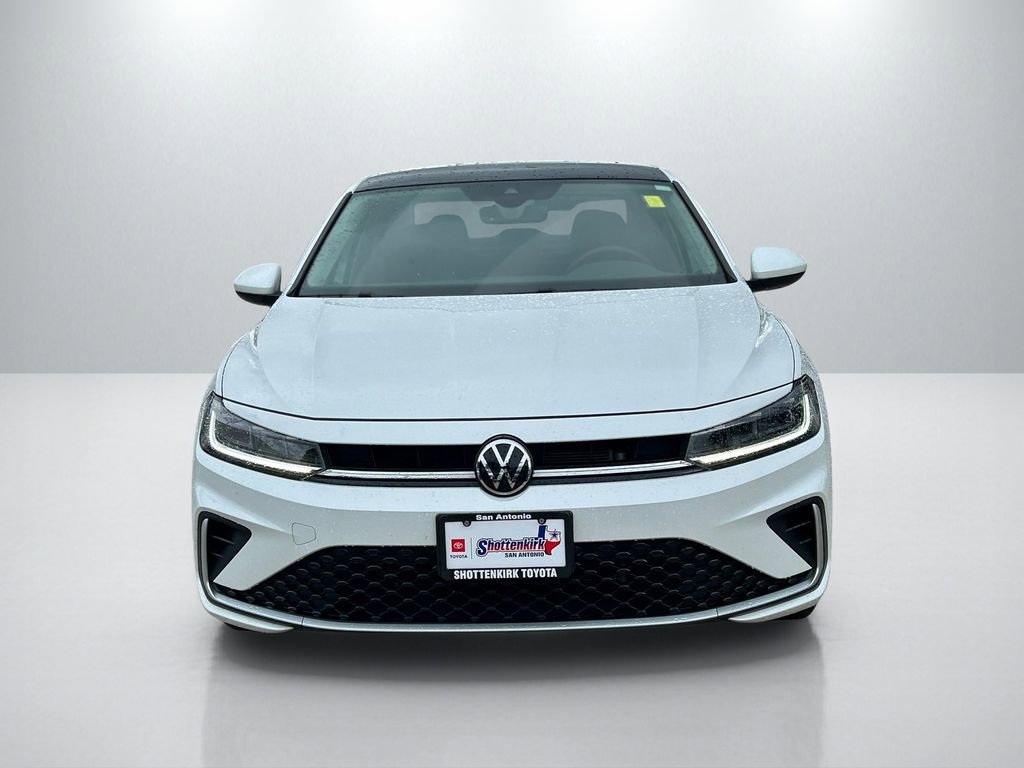Used 2025 Volkswagen Jetta SE FWD image 2