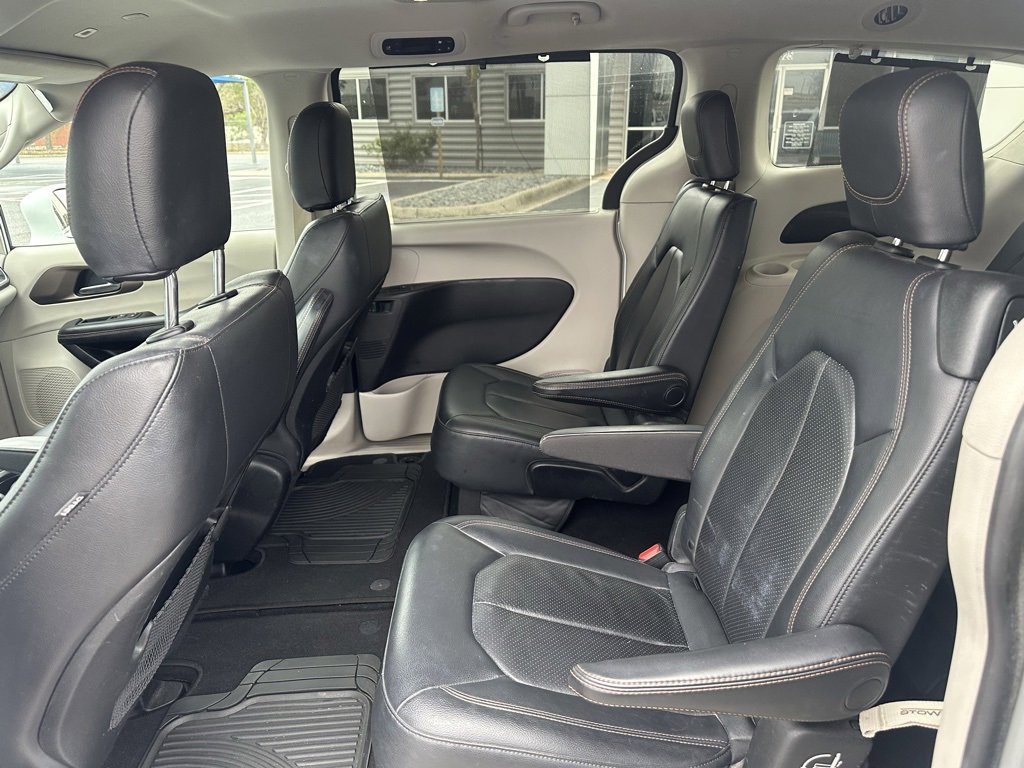 Used 2019 Chrysler Pacifica Touring-L image 16