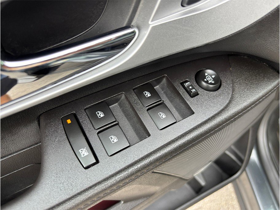 Used 2017 Chevrolet Equinox Premier w/ Enhanced Convenience Package FWD image 17
