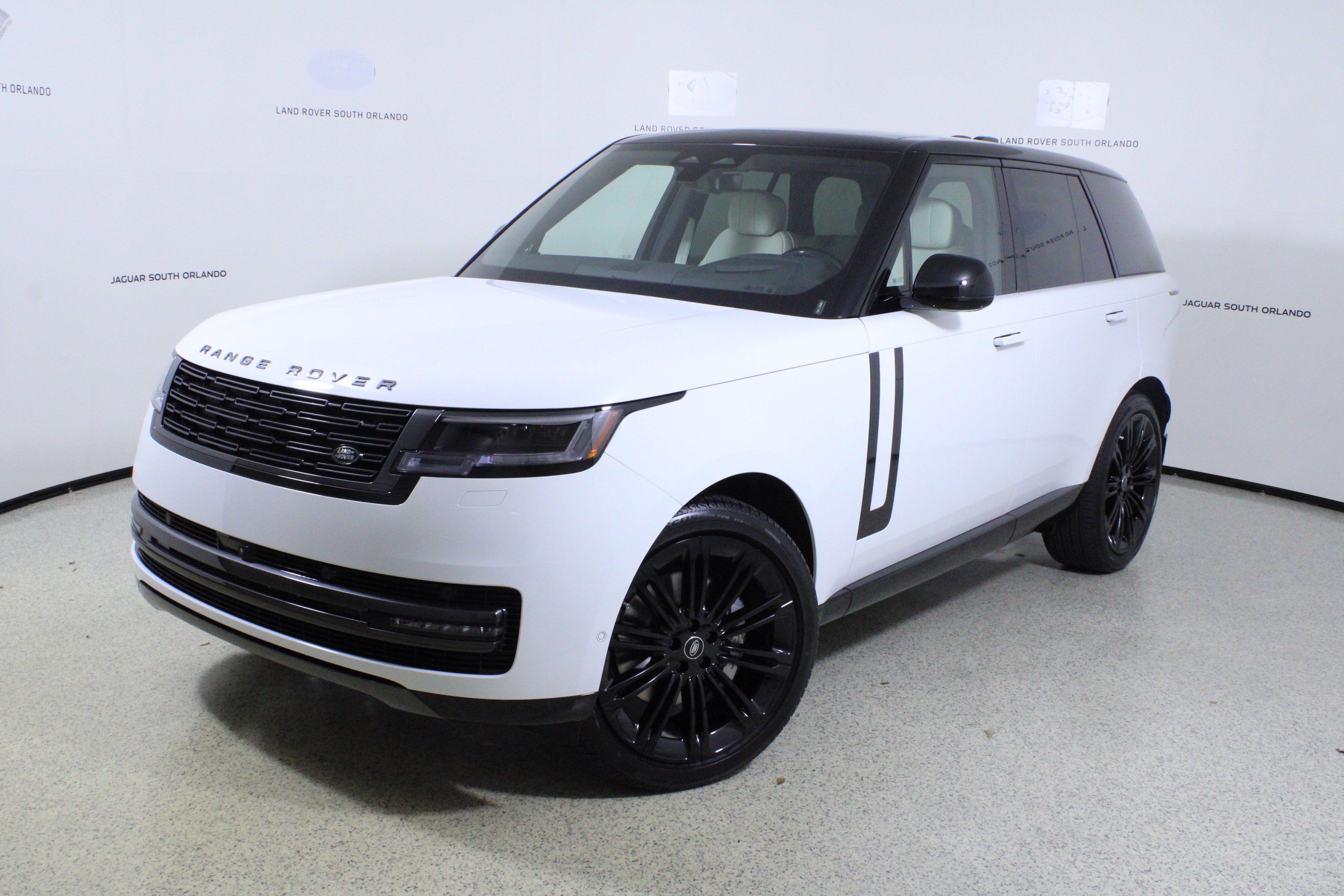 New 2025 Land Rover Range Rover SE