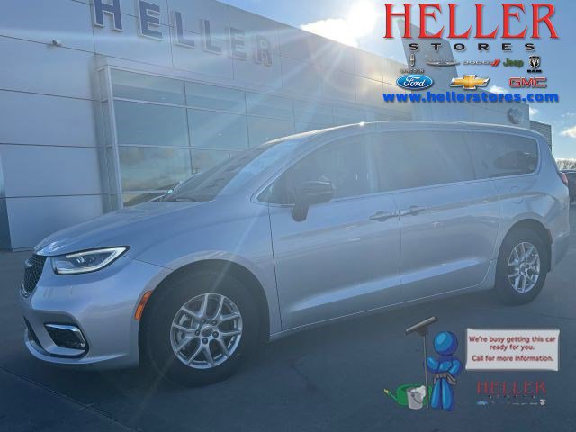 Used 2024 Chrysler Pacifica Touring-L