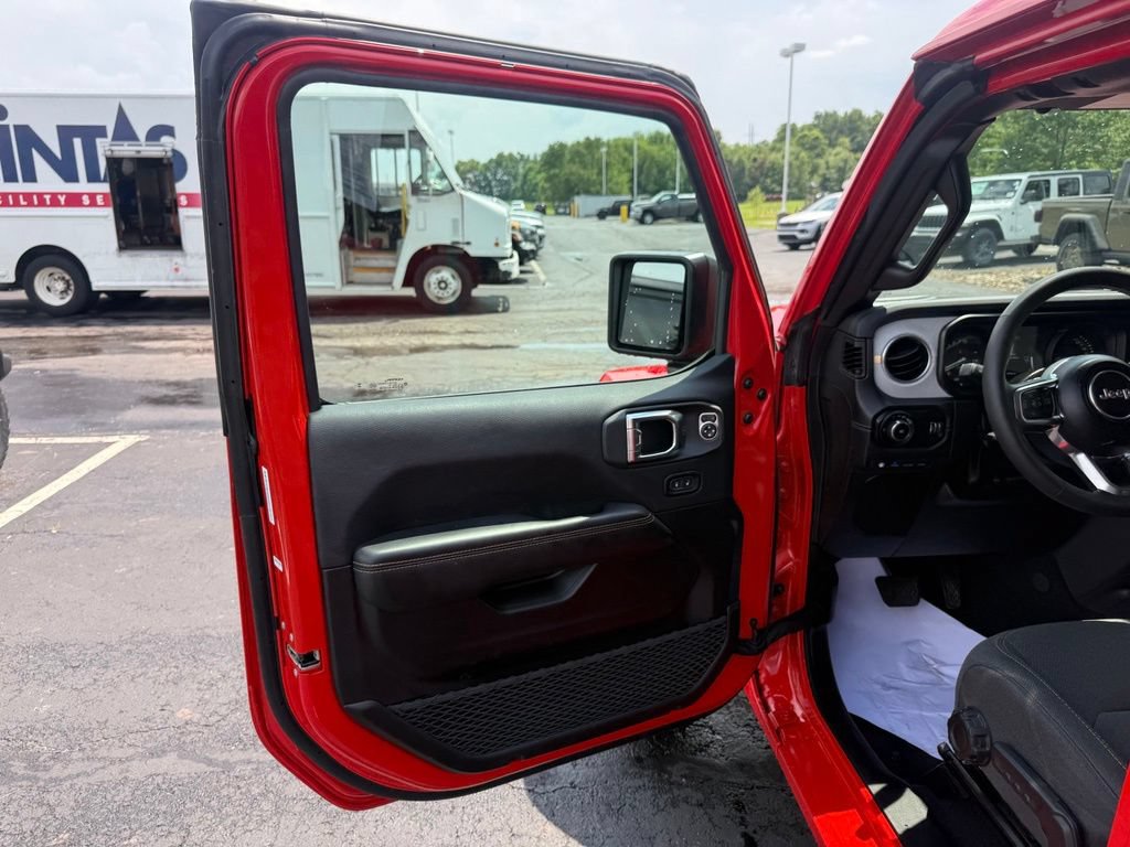 Used 2025 Jeep Wrangler Unlimited Sahara w/ Safety Group AWD/4WD image 13
