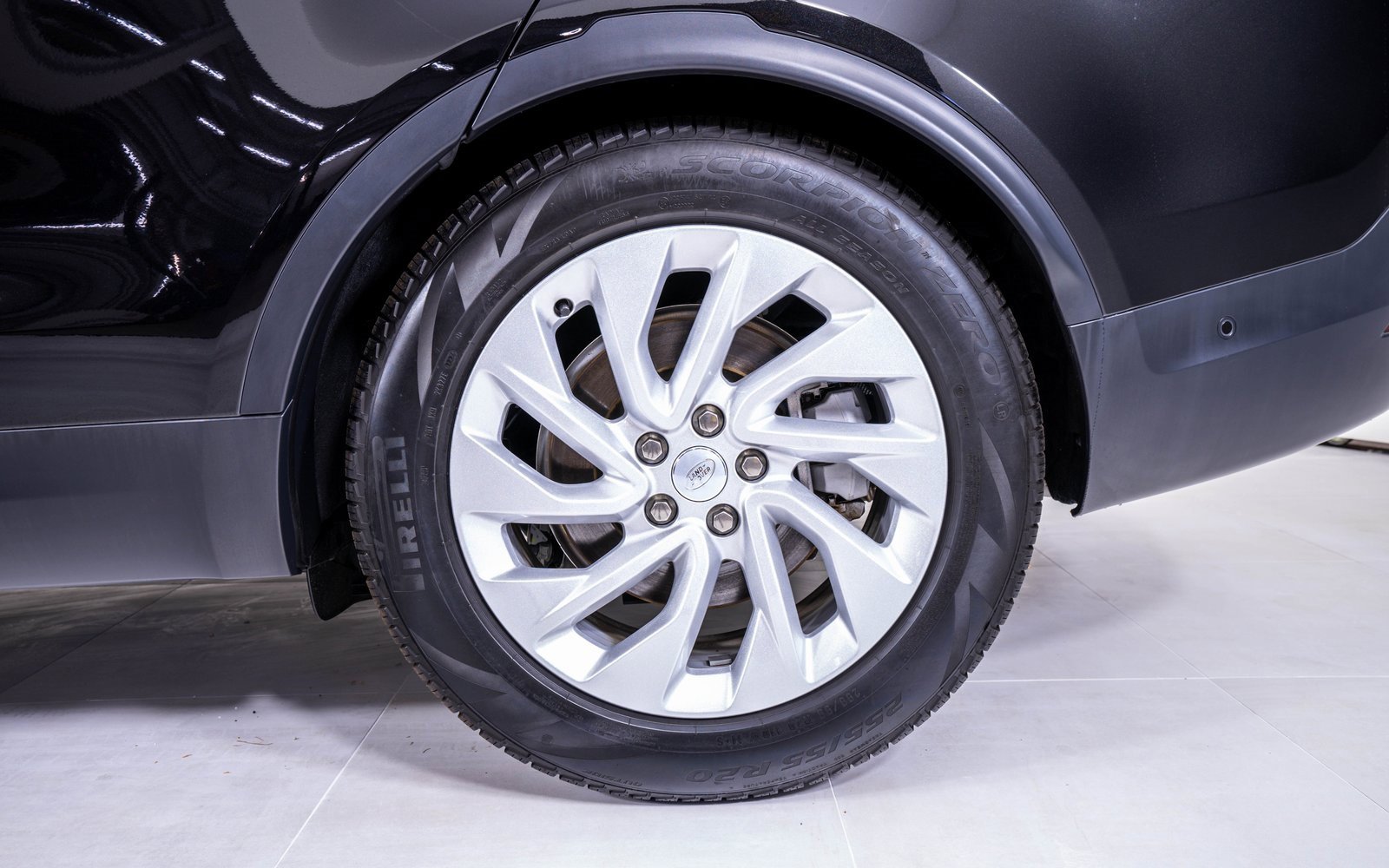 Used 2025 Land Rover Discovery S image 10