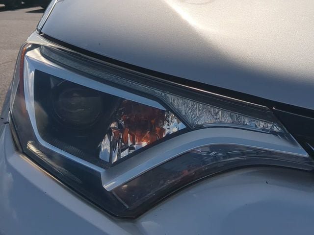 Used 2016 Toyota RAV4 XLE AWD/4WD image 9