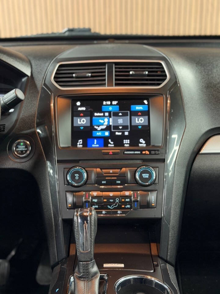 Used 2017 Ford Explorer XLT w/ Equipment Group 201A AWD/4WD image 15