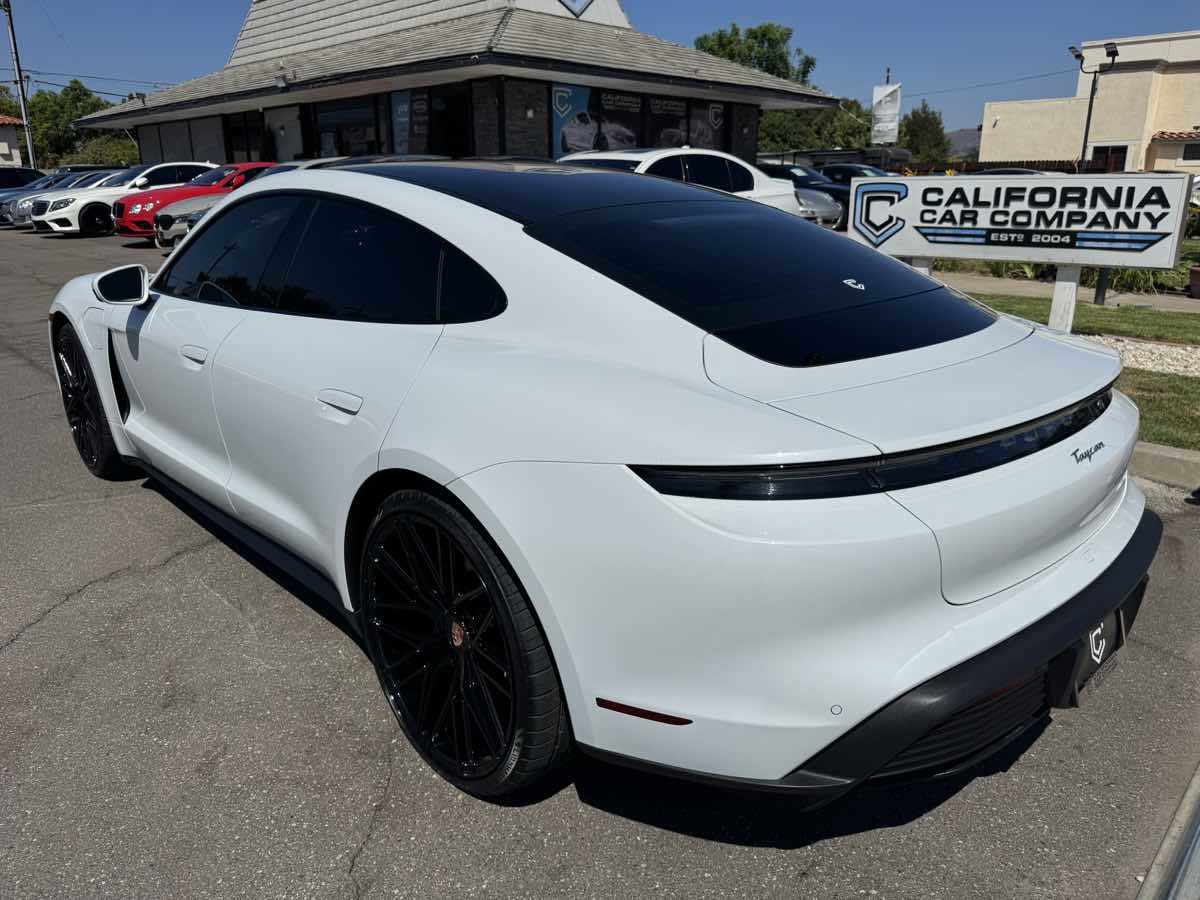 Used 2021 Porsche Taycan image 3