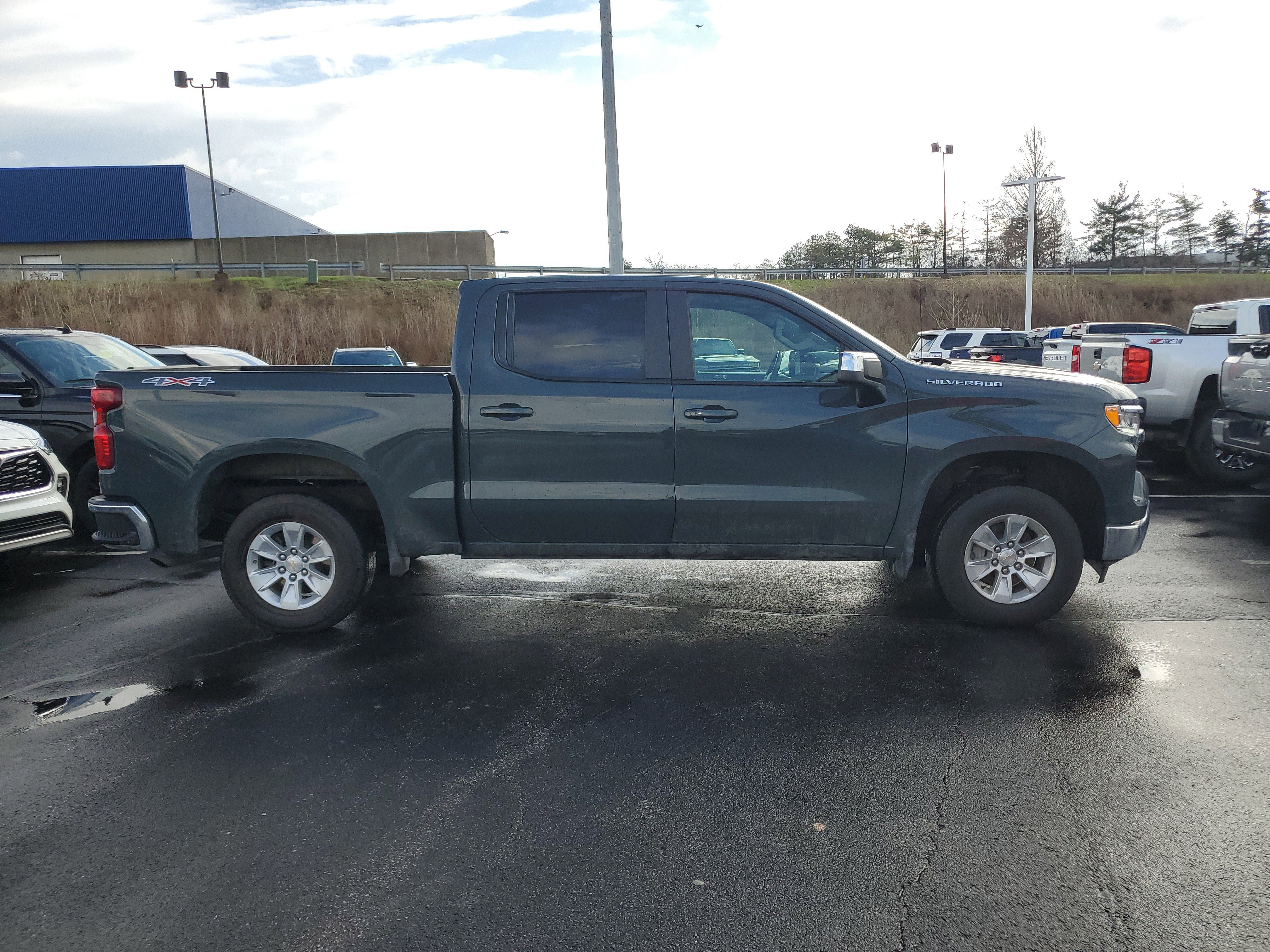 Used 2025 Chevrolet Silverado 1500 LT image 3