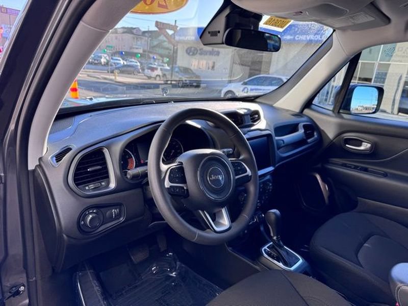 Used 2023 Jeep Renegade Latitude AWD/4WD image 8