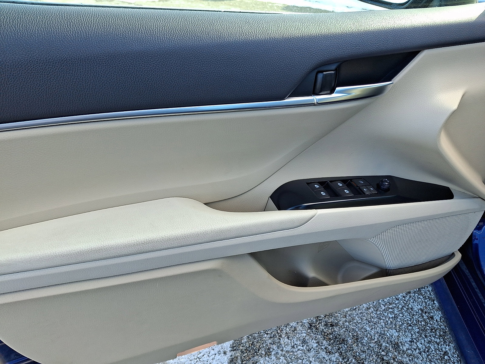 Used 2018 Toyota Camry LE image 12