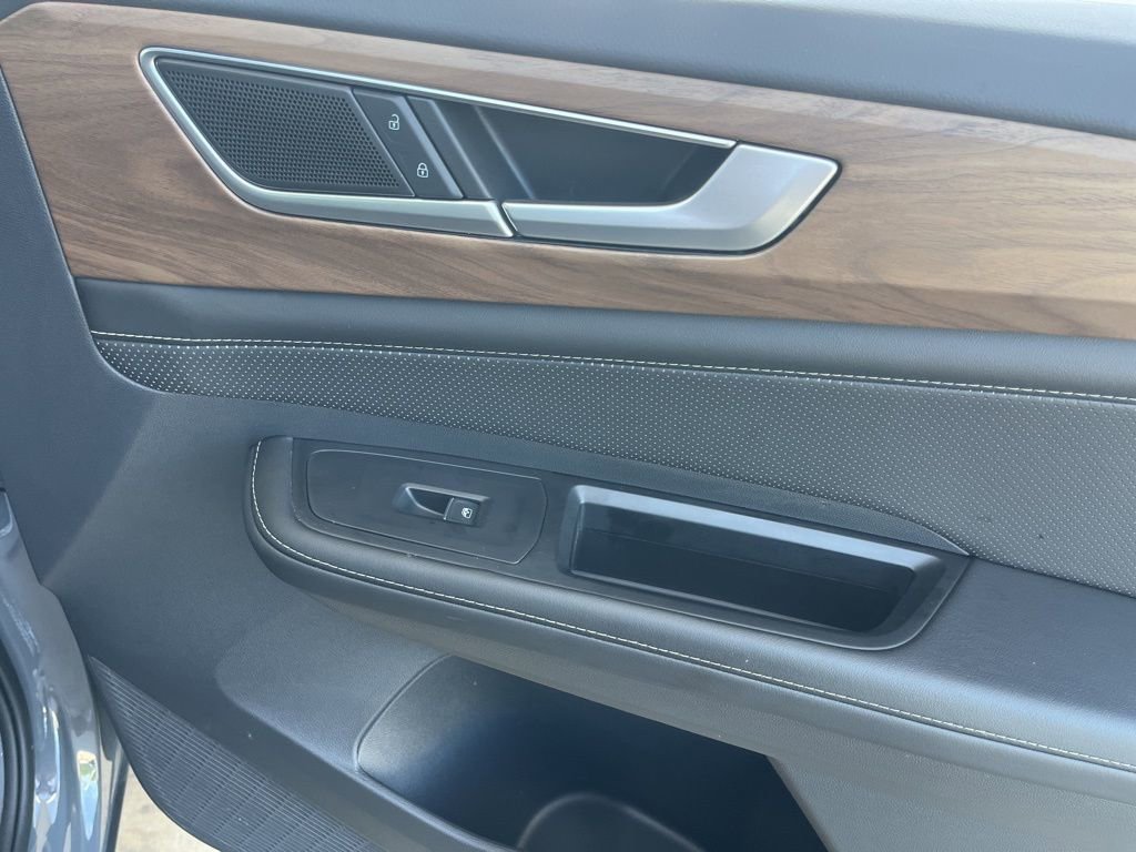 Used 2025 Volkswagen Atlas SE w/ Black Wheel Package image 33