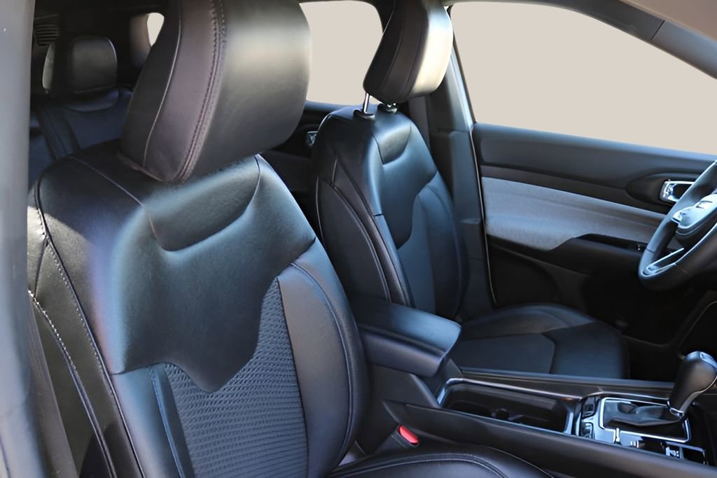 Used 2025 Jeep Compass Latitude image 18