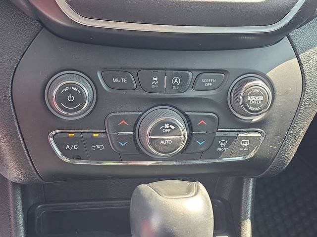 Used 2020 Jeep Cherokee Trailhawk w/ Cold Weather Group image 25