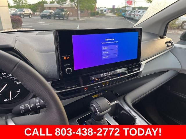 Used 2025 Toyota Sienna XLE image 23