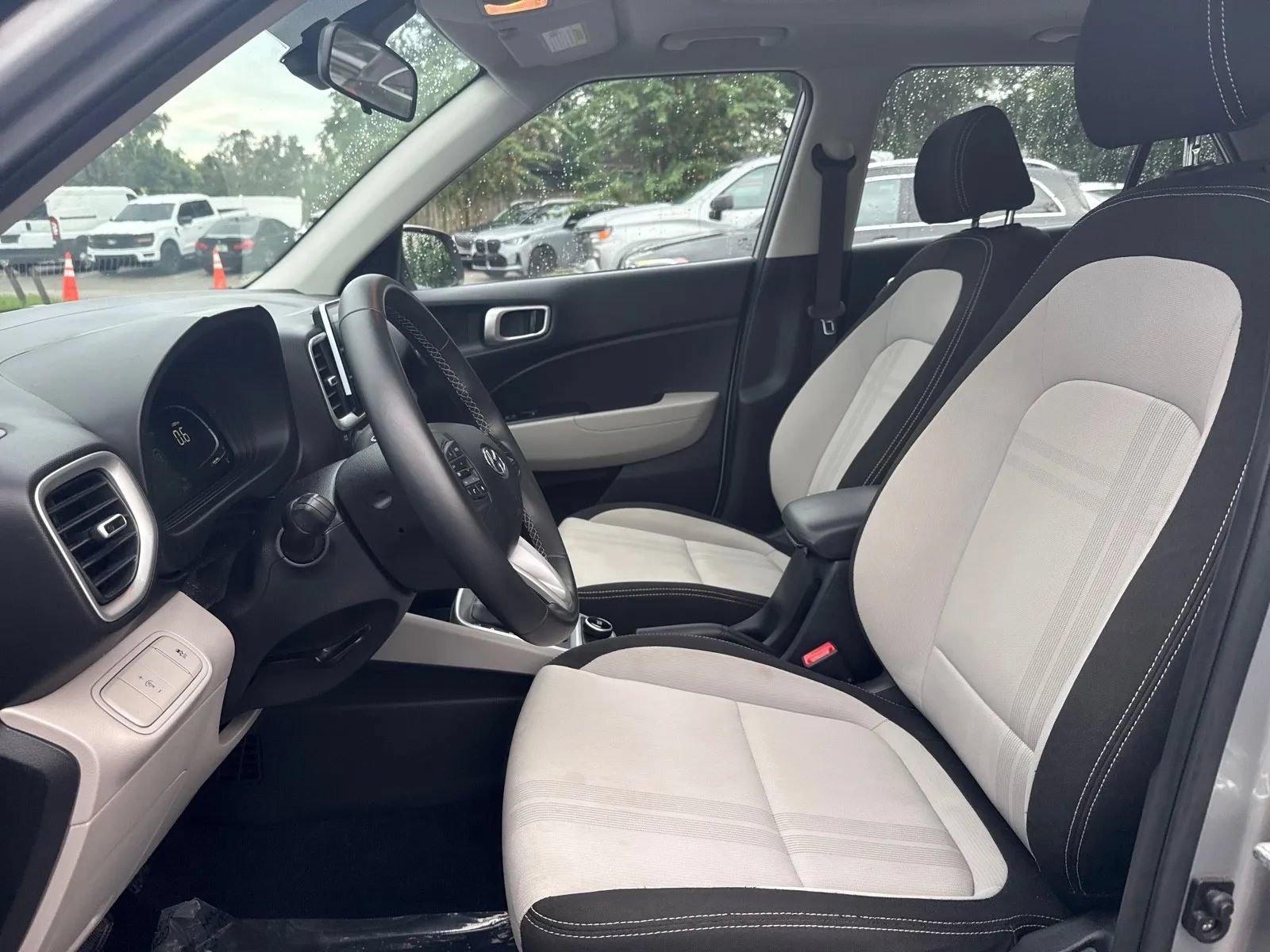 Used 2024 Hyundai Venue SEL FWD image 13