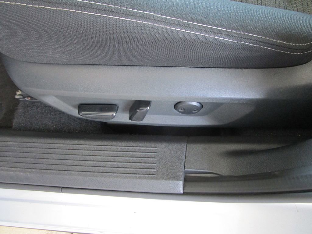 Used 2023 Nissan Rogue SV image 17