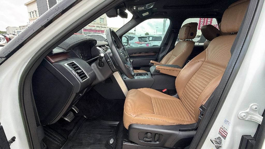 Used 2023 Land Rover Discovery Metropolitan Edition AWD/4WD image 12