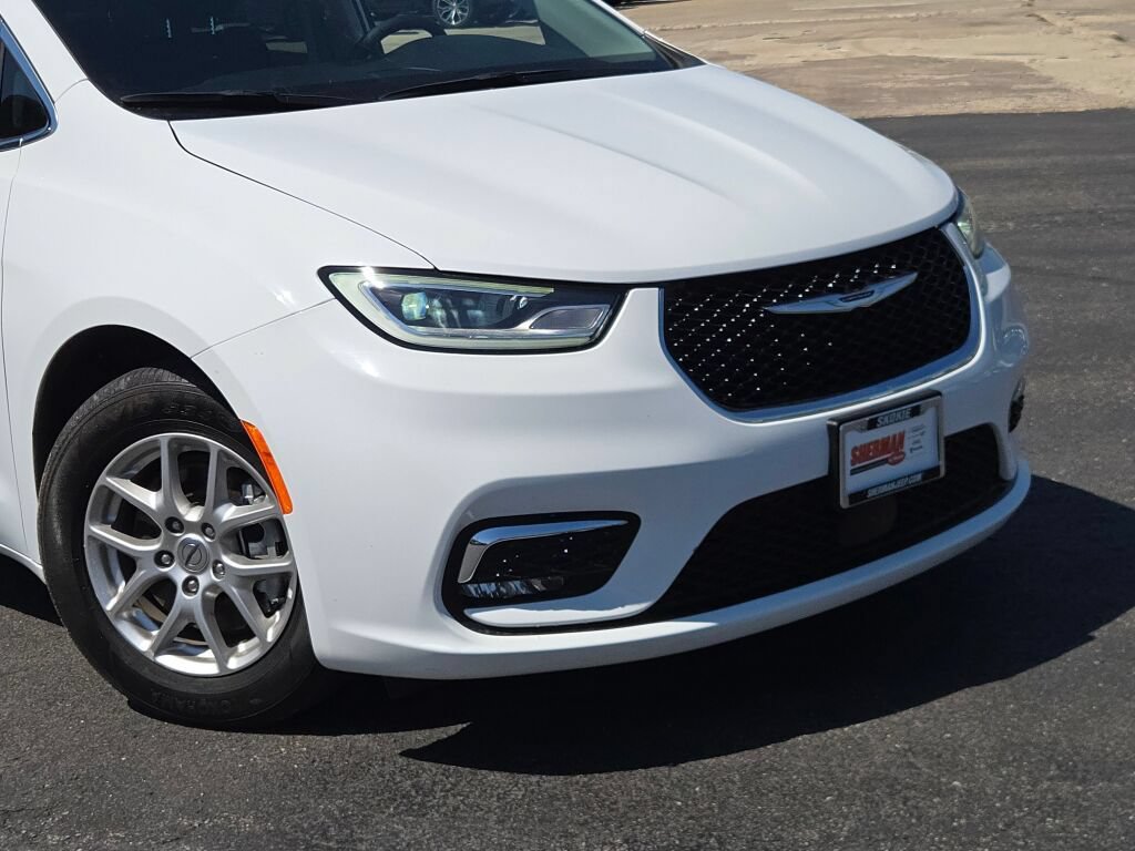 Certified 2024 Chrysler Pacifica Touring-L FWD image 2