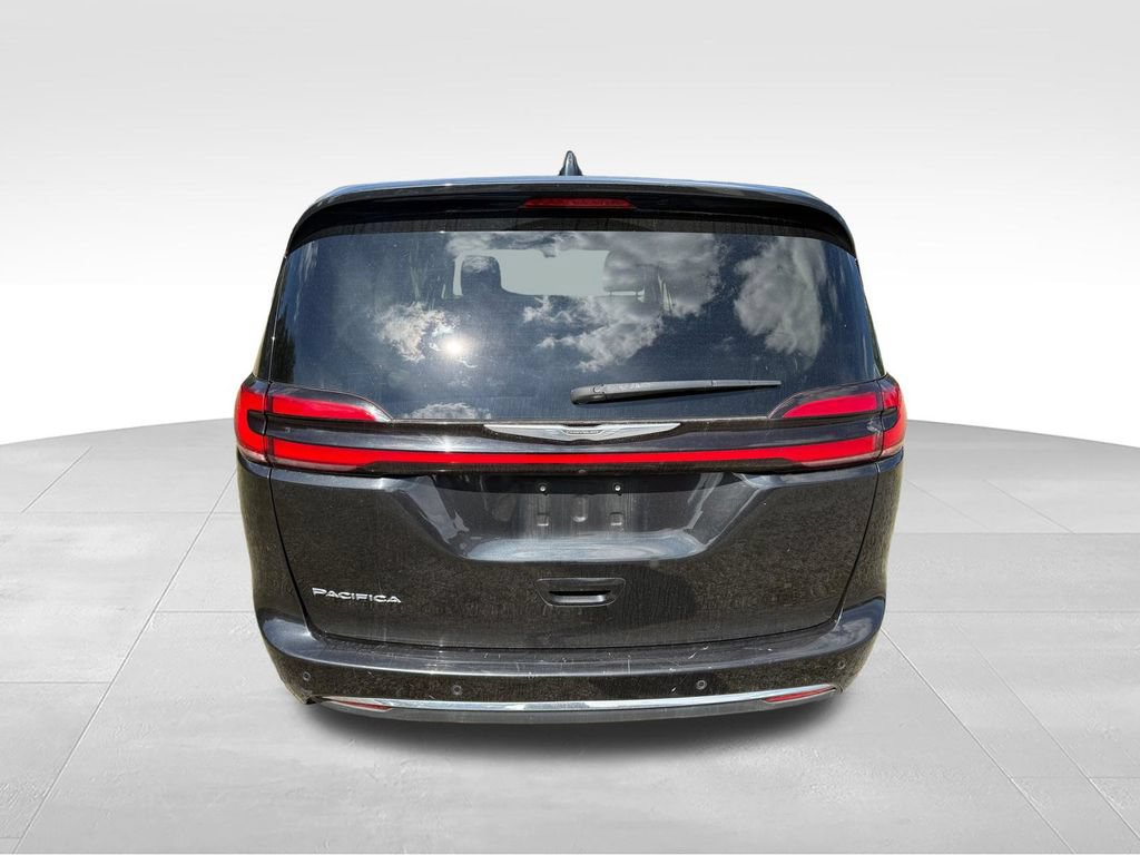 Used 2023 Chrysler Pacifica Touring-L FWD image 5