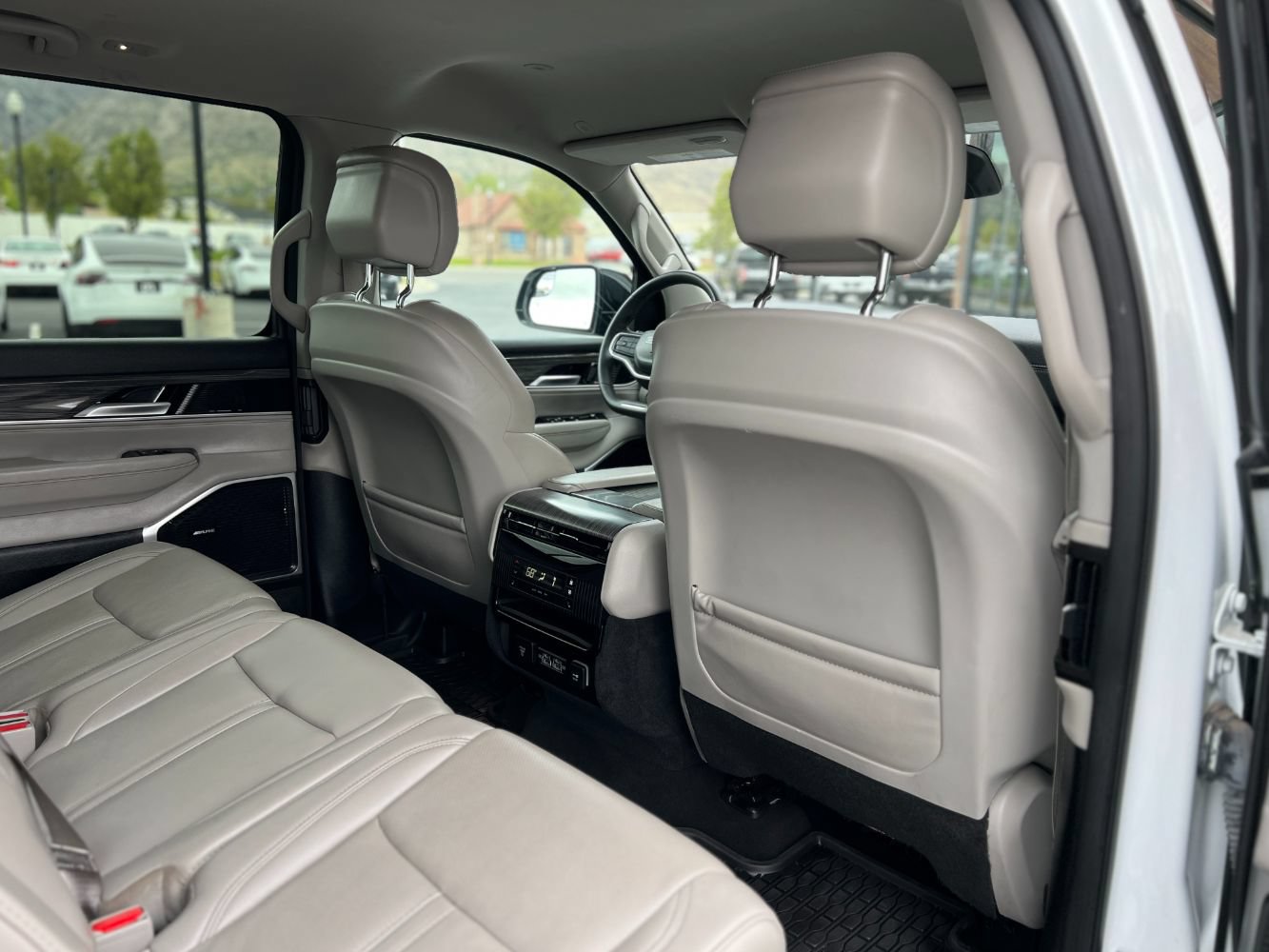 Used 2024 Jeep Wagoneer L Series II w/ Flexible Seating Group RWD image 27