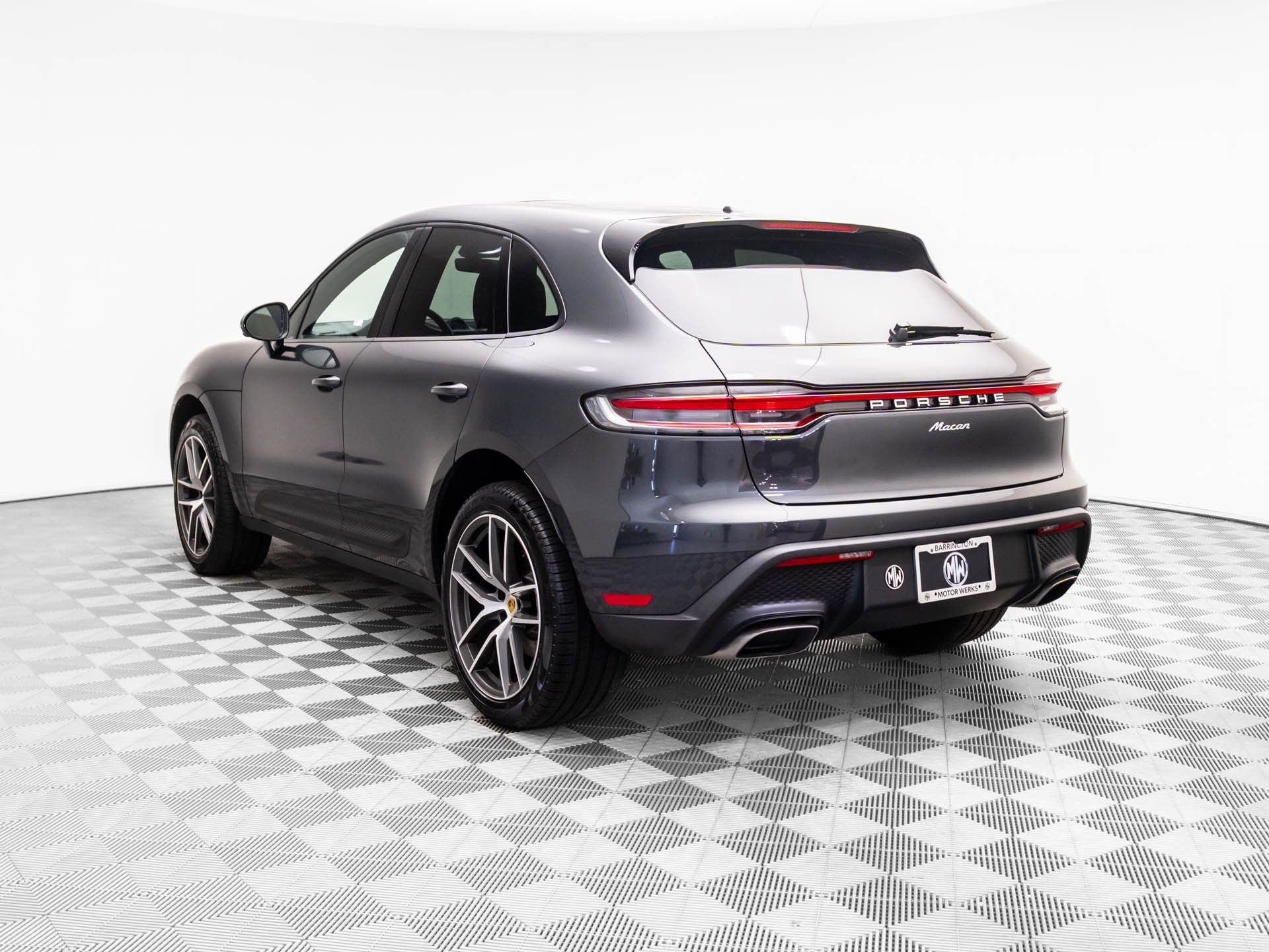 Certified 2025 Porsche Macan image 3