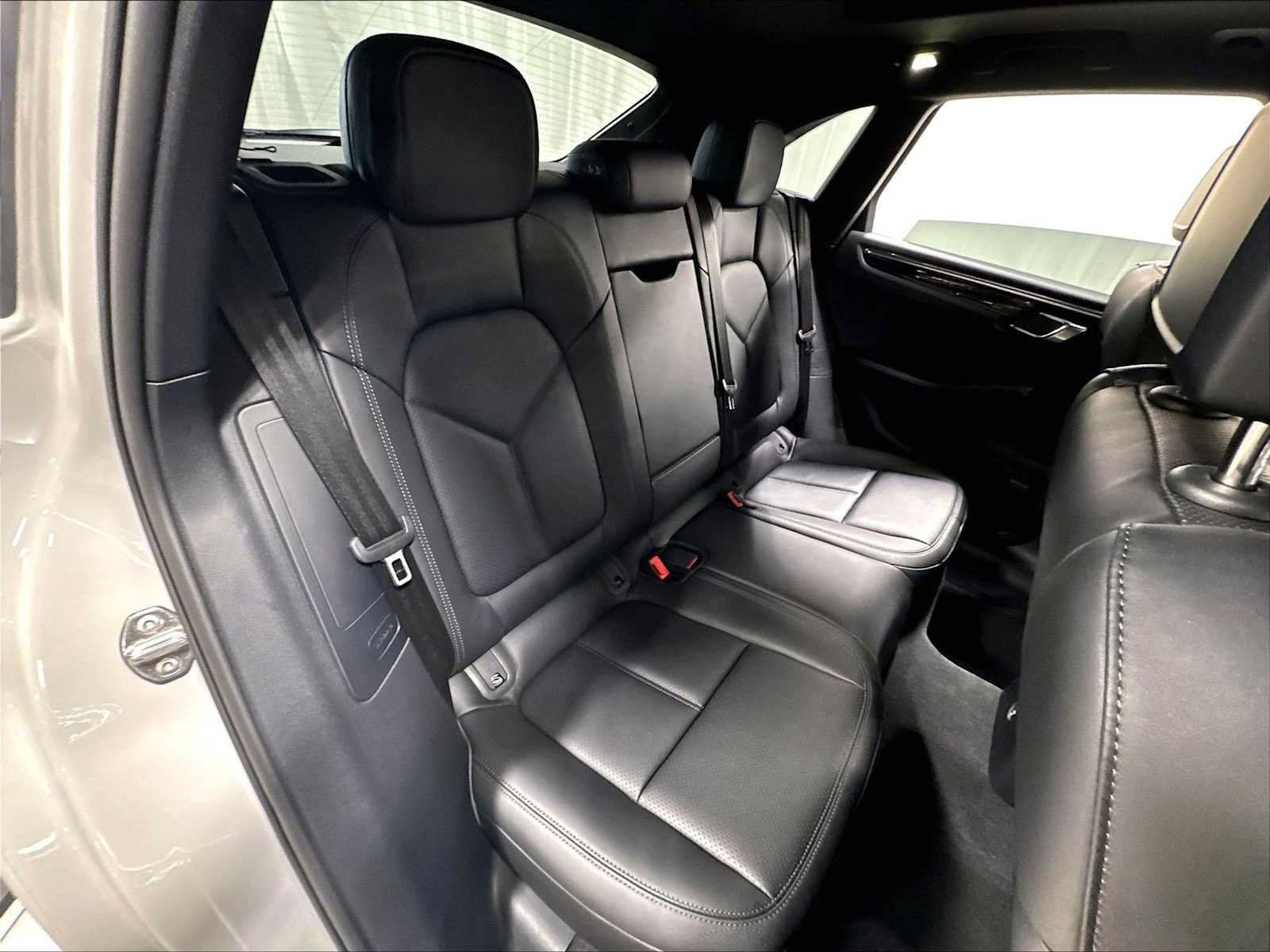 Used 2025 Porsche Macan AWD/4WD image 31