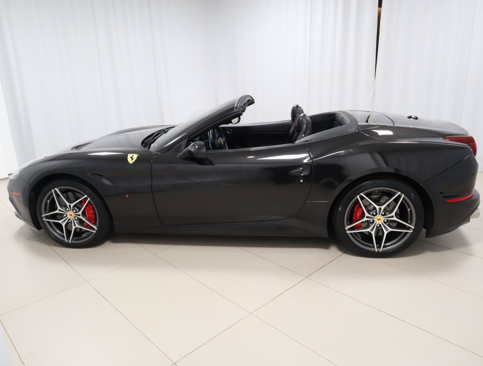 Used 2016 Ferrari California T RWD image 15
