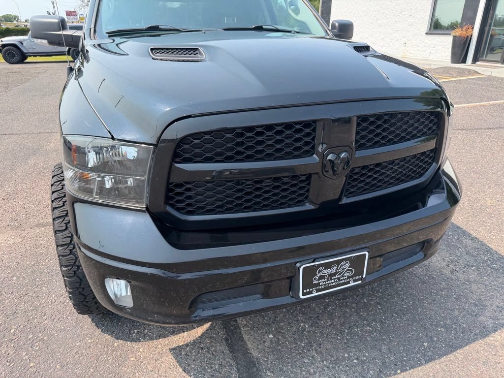 Used 2019 RAM 1500 Classic SLT w/ Black Appearance Group AWD/4WD image 14