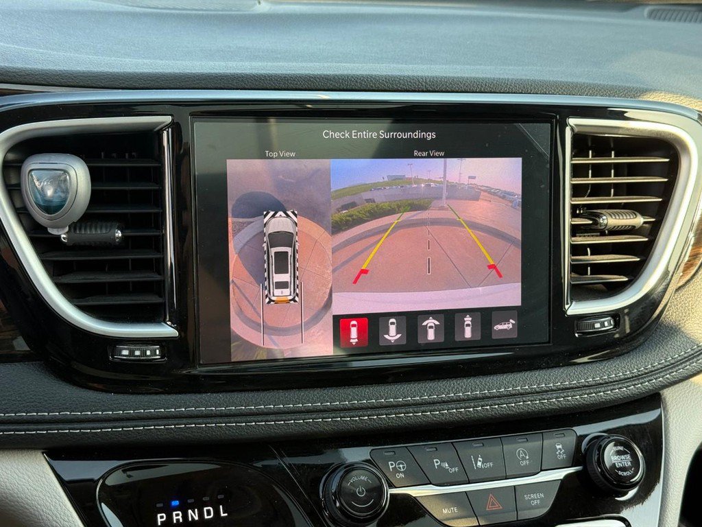 Used 2024 Chrysler Pacifica Limited FWD image 26