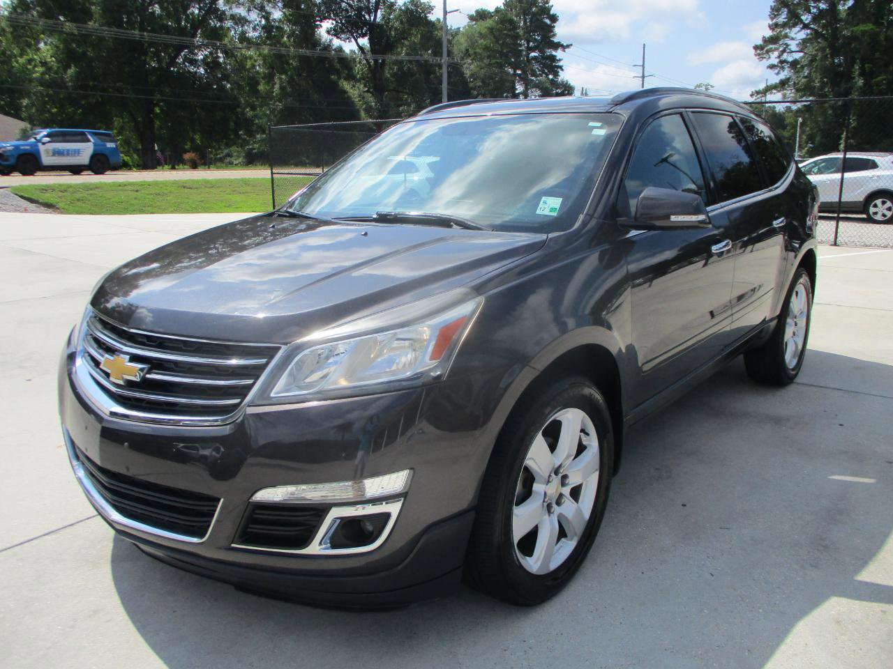 Used 2017 Chevrolet Traverse LT w/ Style and Technology Package FWD image 4