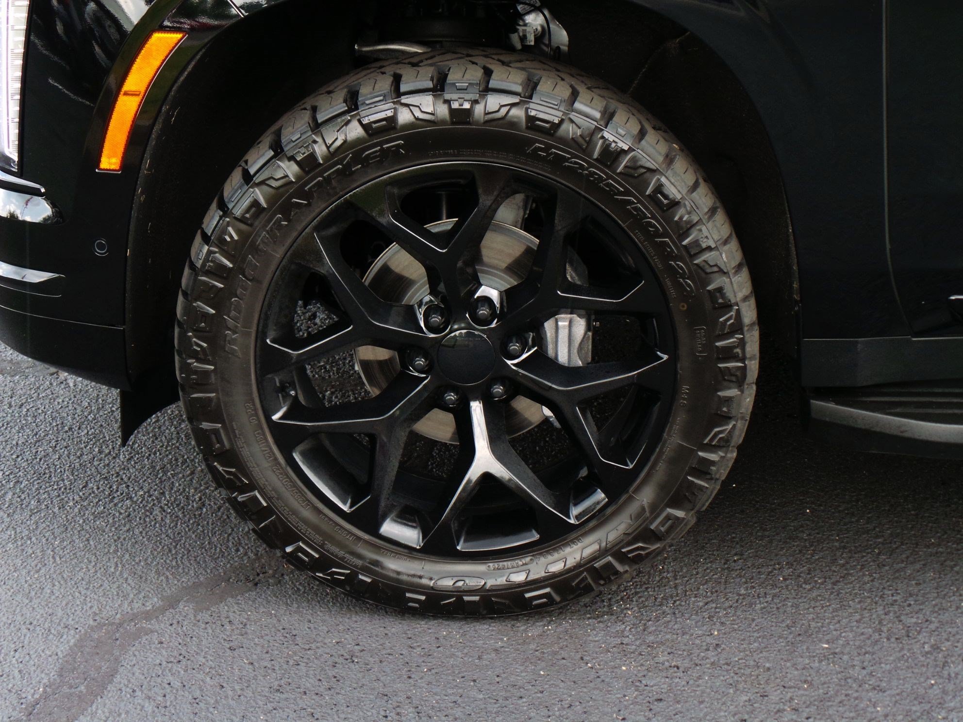 Used 2025 Cadillac Escalade ESV Sport AWD/4WD image 6